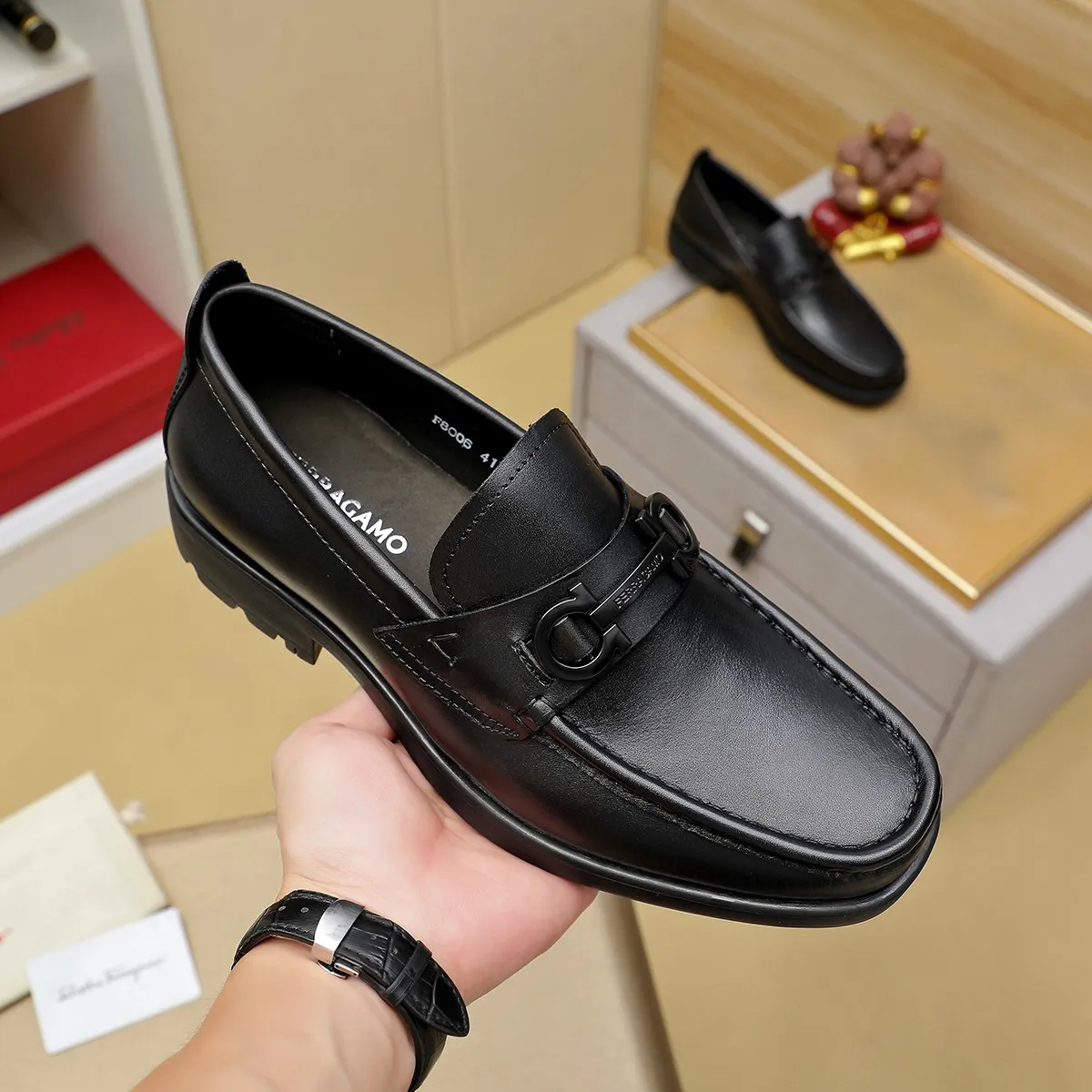 Factory price 440 🔥Ferragamo new leather shoes🇨🇳Official website original 1:1 mold, original quality💯Fine workmanship, high-end luxury☘The upper is made of imported Italian first-layer cowhide🌴Water-dyed🐂Leather lining🍓Rubber wear-resistant and non-slip outsole, breathable and comfortable to wear🍍The first choice for high-grade men🍉, black, size 38-45...